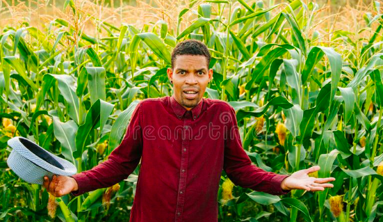 agricultor que no sabe si comprar aporcadora o surcadora